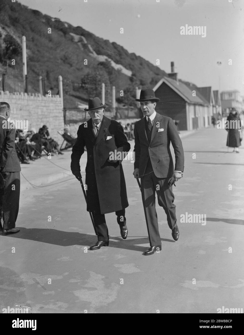 Der Herzog von Connaught nimmt die Sonne an der Küste von Bournemouth mit seinem und Reiter, Kapitän Eyers. März 1936 Stockfoto