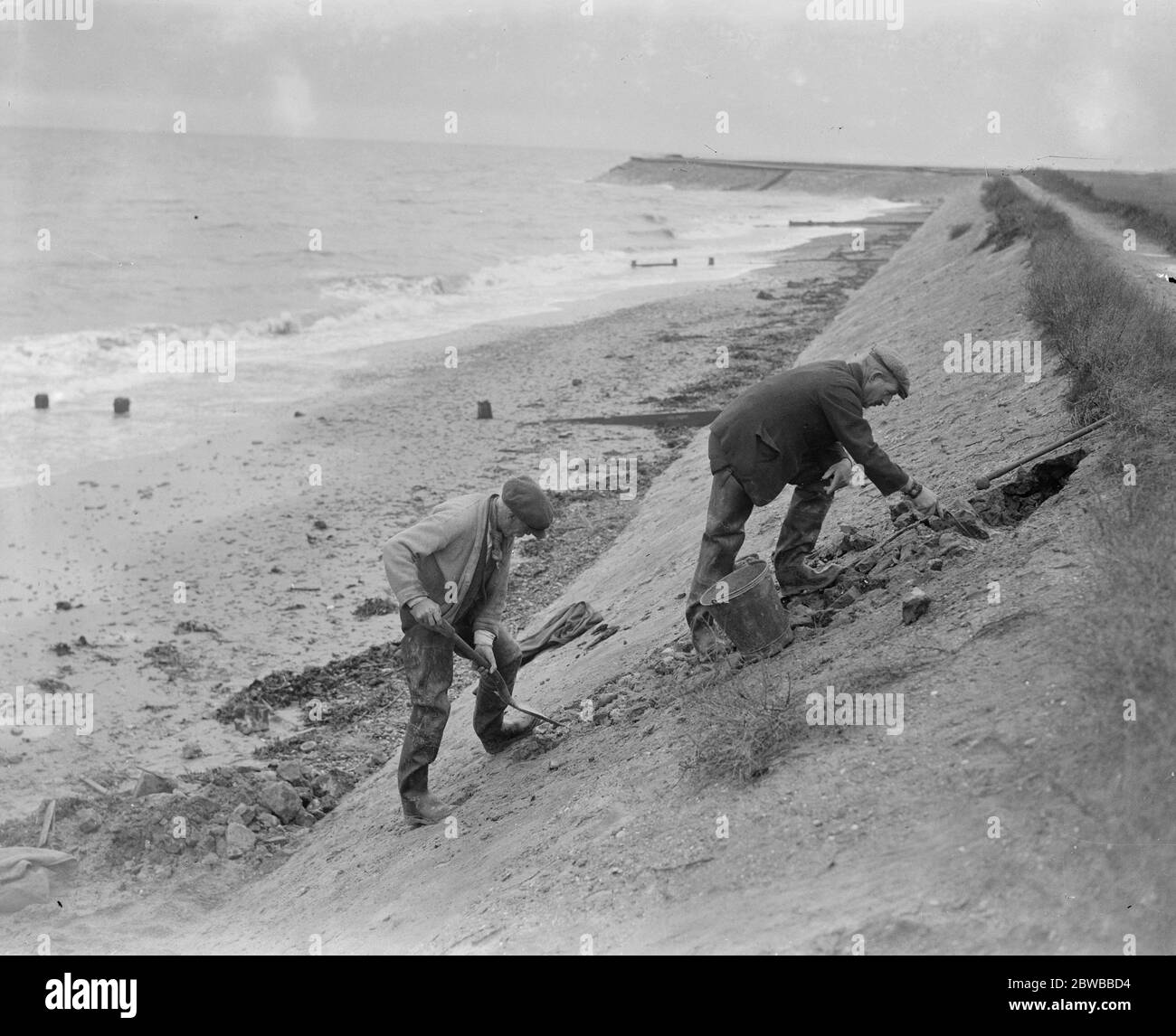 Reparatur der Schäden durch raues Wetter an der Meereswand bei Frinton - On - Sea , Essex . Dezember 1934 Stockfoto