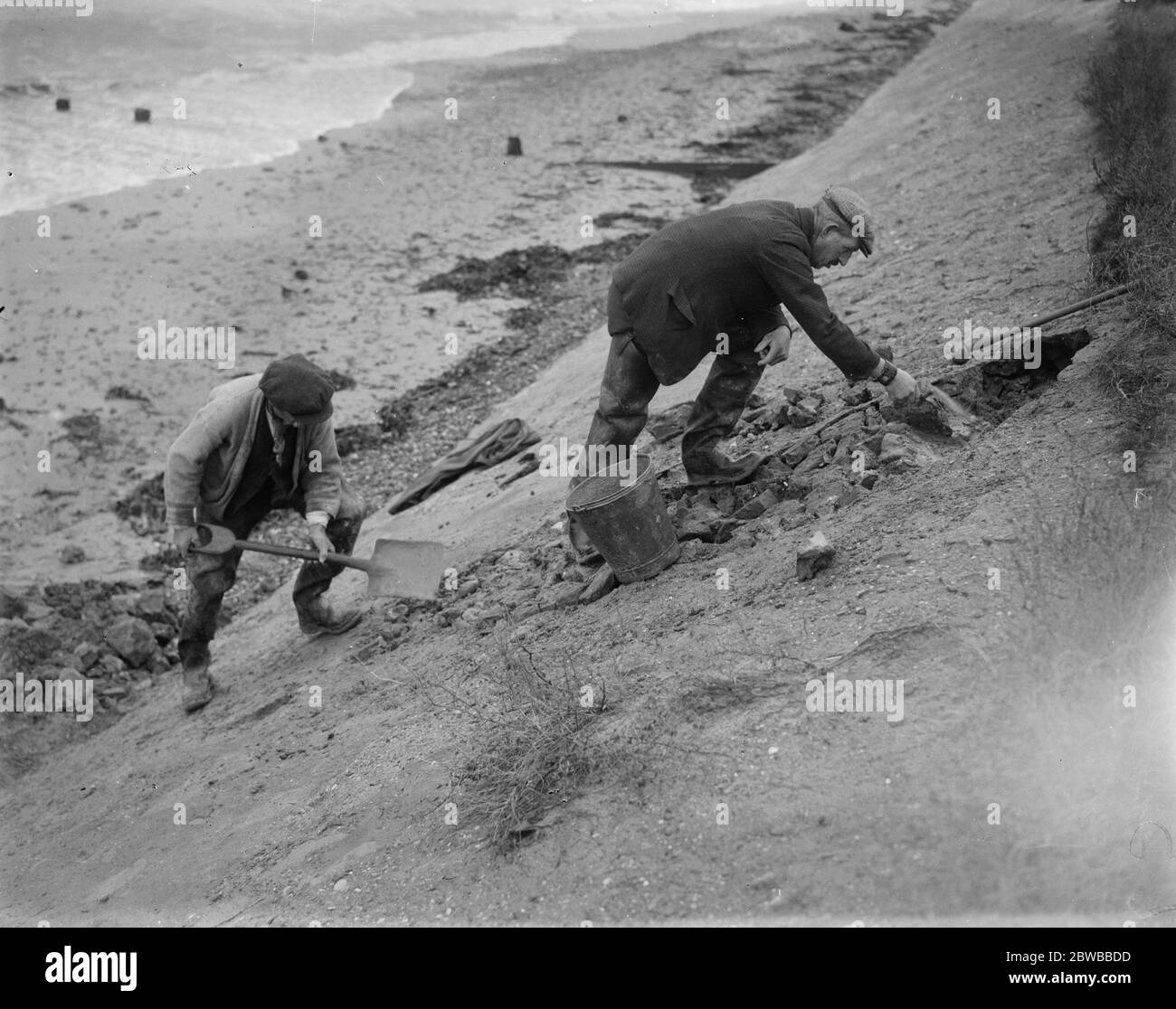 Reparatur der Schäden durch raues Wetter an der Meereswand bei Frinton - On - Sea , Essex . Dezember 1934 Stockfoto