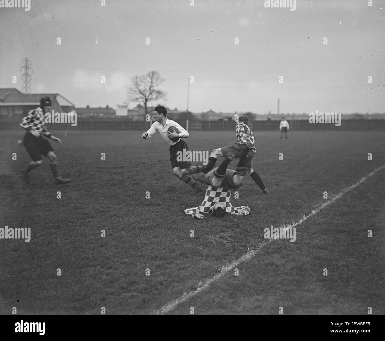 Rugby ; das London Hospital gegen Army Trial XV in Hale . Lieutenant J E W Rice bekommt weg. 23. November 1938 Stockfoto