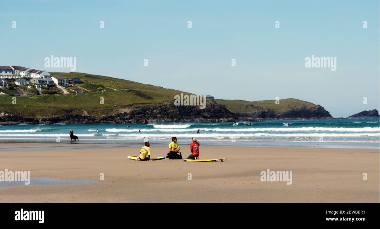 Newquay, Cornwall, 31. Mai 2020. Seaside Business eröffnet. Surfschulen kehren zum Fistral Beach zurück. Quelle: Robert Taylor/Alamy Live News Stockfoto