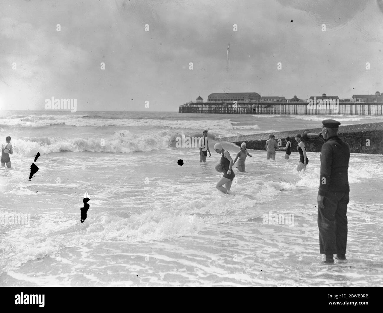 Der offizielle Strandbadbegleiter hat viel zu tun und hat bei rauem Wetter ein wachsames Auge. 21 März 1934 Stockfoto