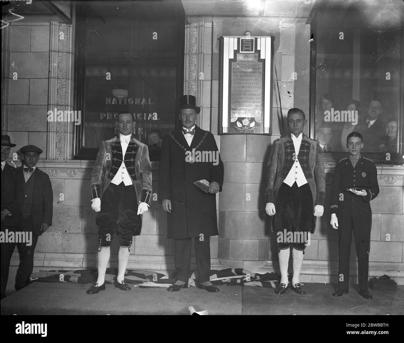 Der Bürgermeister von Westminster (Bürgermeister V B Rogers) bei der Wiedereröffnung von Londons kürzeste Straße Savoy Court, Strand. Die Gehsteige sind auf beiden Seiten durch Stahl- und Glasmarkisen geschützt, die von unten beleuchtet werden, und tragen Tafeln, die ihre Geschichte an den Wänden erzählen.Typische Männer Diener des Savoy Hotels und Pageboy 31. Oktober 1929 Stockfoto