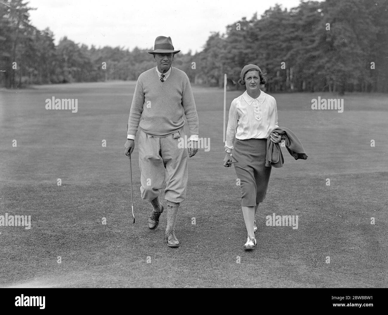 Männer gegen Frauen Golf im neuseeländischen Club, Byfleet Mr. R H De Montmorency und Mrs Alec Gold 1931 Stockfoto