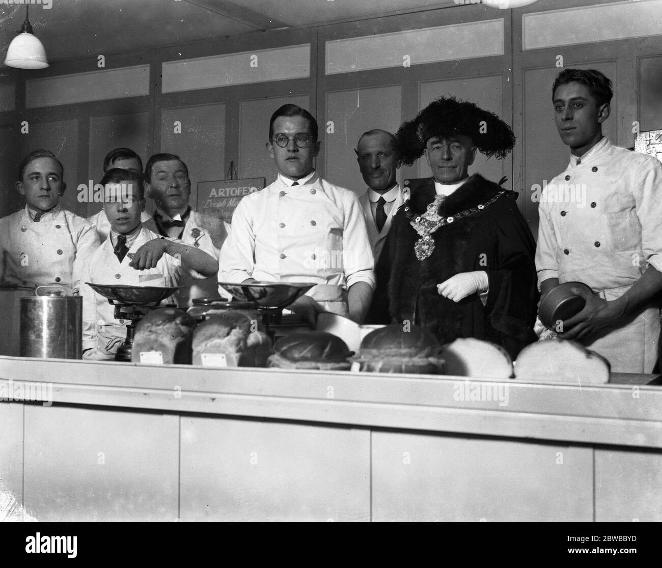 Bäckerei und Konditorei Ausstellung in der Gartenbauhalle, London. Der Oberbürgermeister (Sir Kynaston Stodd), abgebildet mit einigen der Bäcker. März 1929 Stockfoto