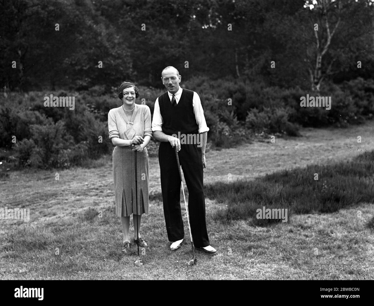 Damen gegen Herren im New Zealand Golf Club . Kapitän G Hawkins und Frau G D Hannay . 1939 Stockfoto