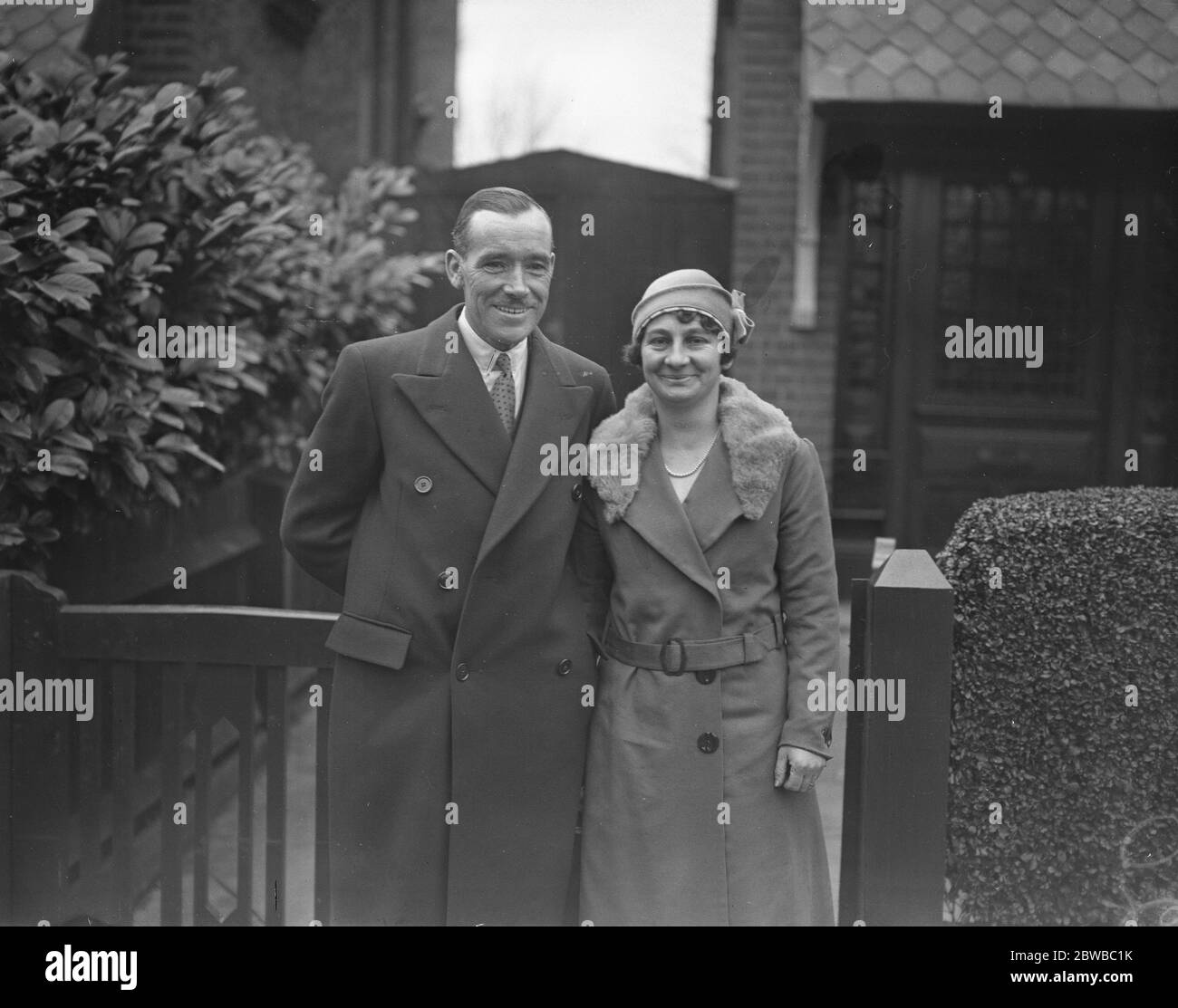 Herr James Ockenden ( Professional im North Middlesex Golf Club ) und Miss A Aburow nach ihrer Hochzeit im Barnett Register Office 24. November 1934 Stockfoto