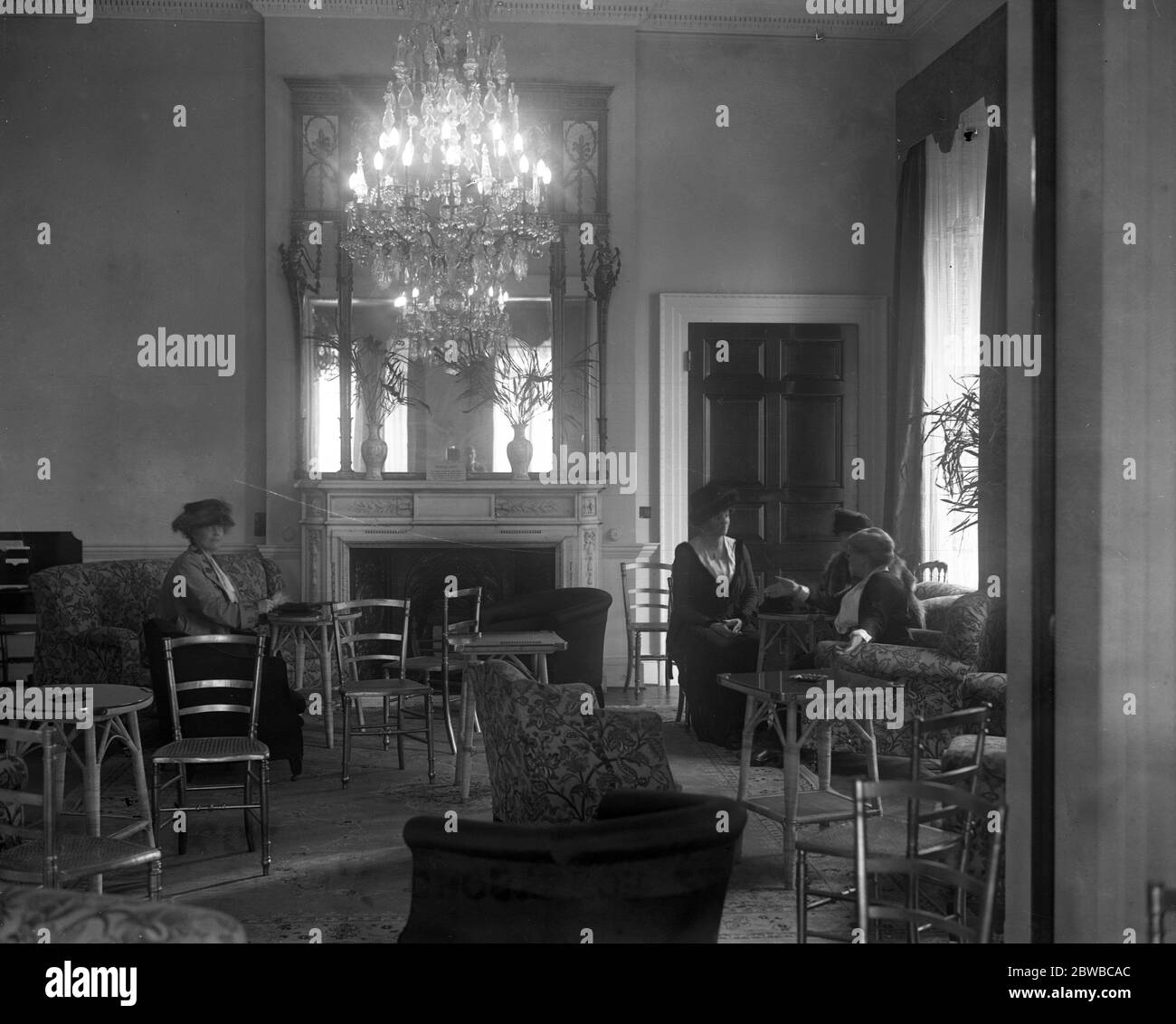 The Forum Club , 6 Grosvenor Place , London . Der Salon . Stockfoto