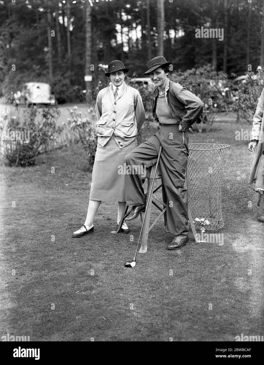 Damen gegen Herren im New Zealand Golf Club, Byfleet. Miss Julia Hill und Miss Jean Hamilton. 1938 Stockfoto