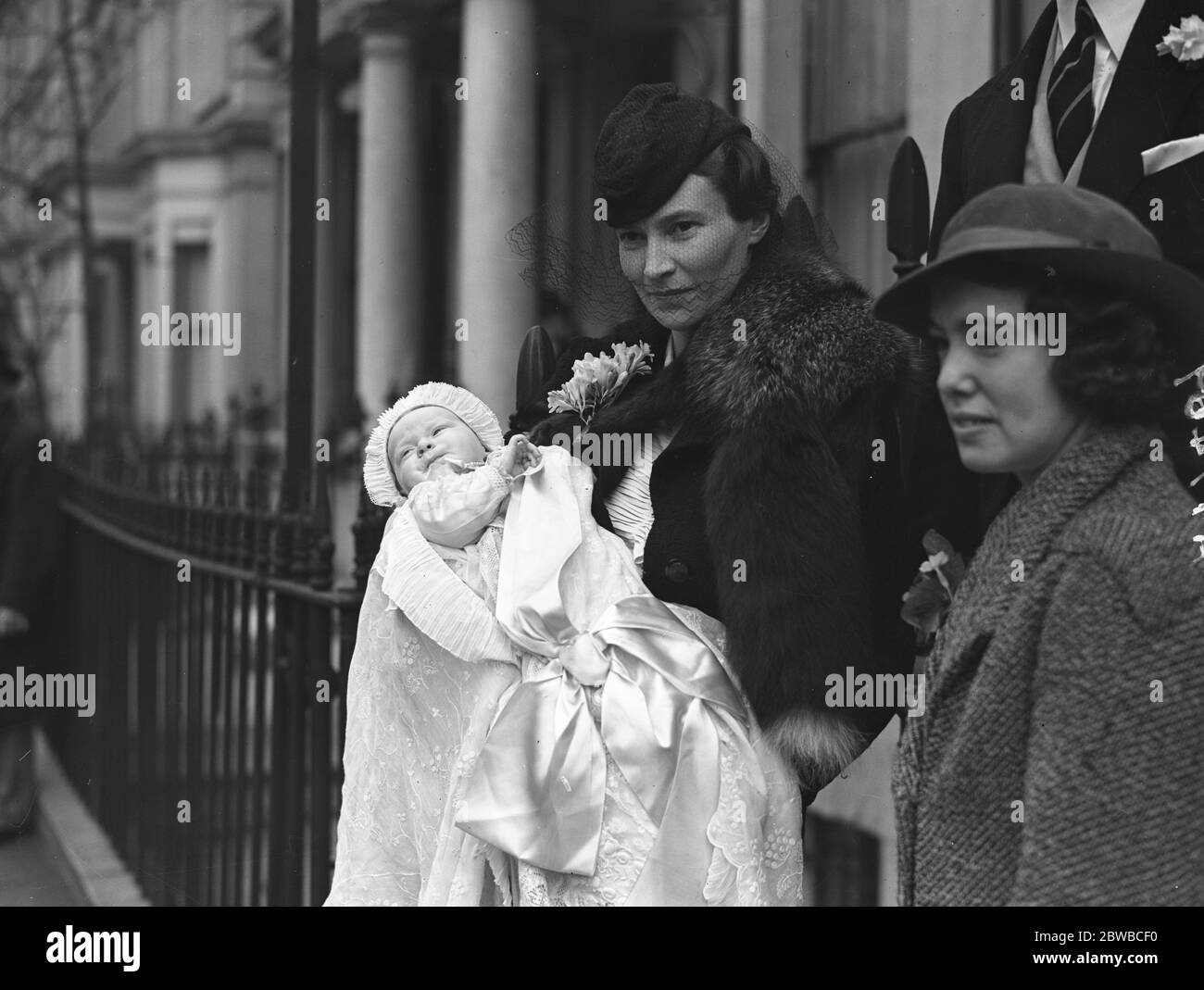 Frau G F A Burgess und ihre kleine Tochter, nach deren Taufe in Chelsea Old Church 17. März 1938 Stockfoto