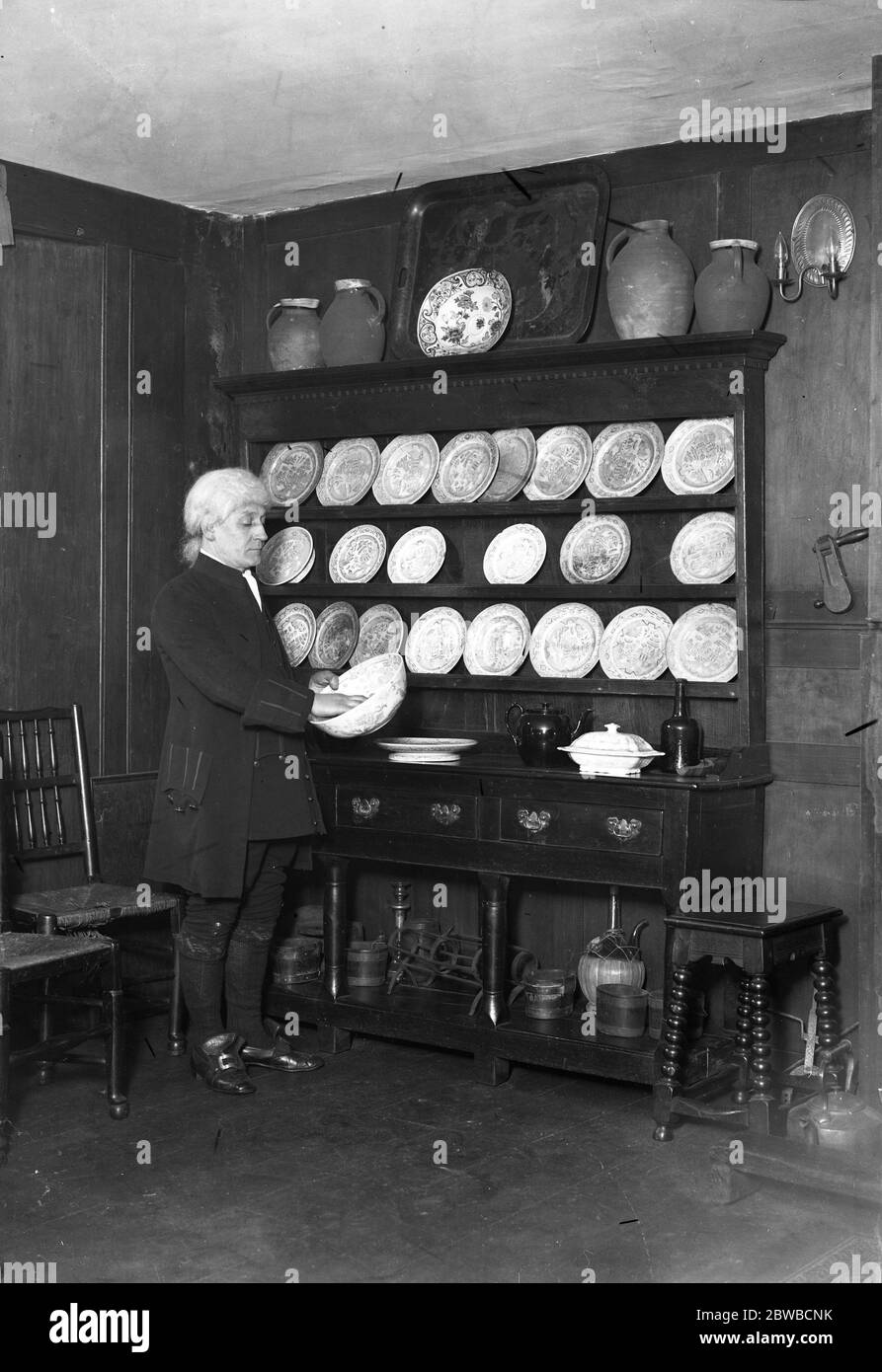 Herr Tutt , der Verwalter des Vereins 1900 , trägt eine Puderperücke und Kleidung aus schnupfstofffarbenem Material 20. März 1924 Stockfoto