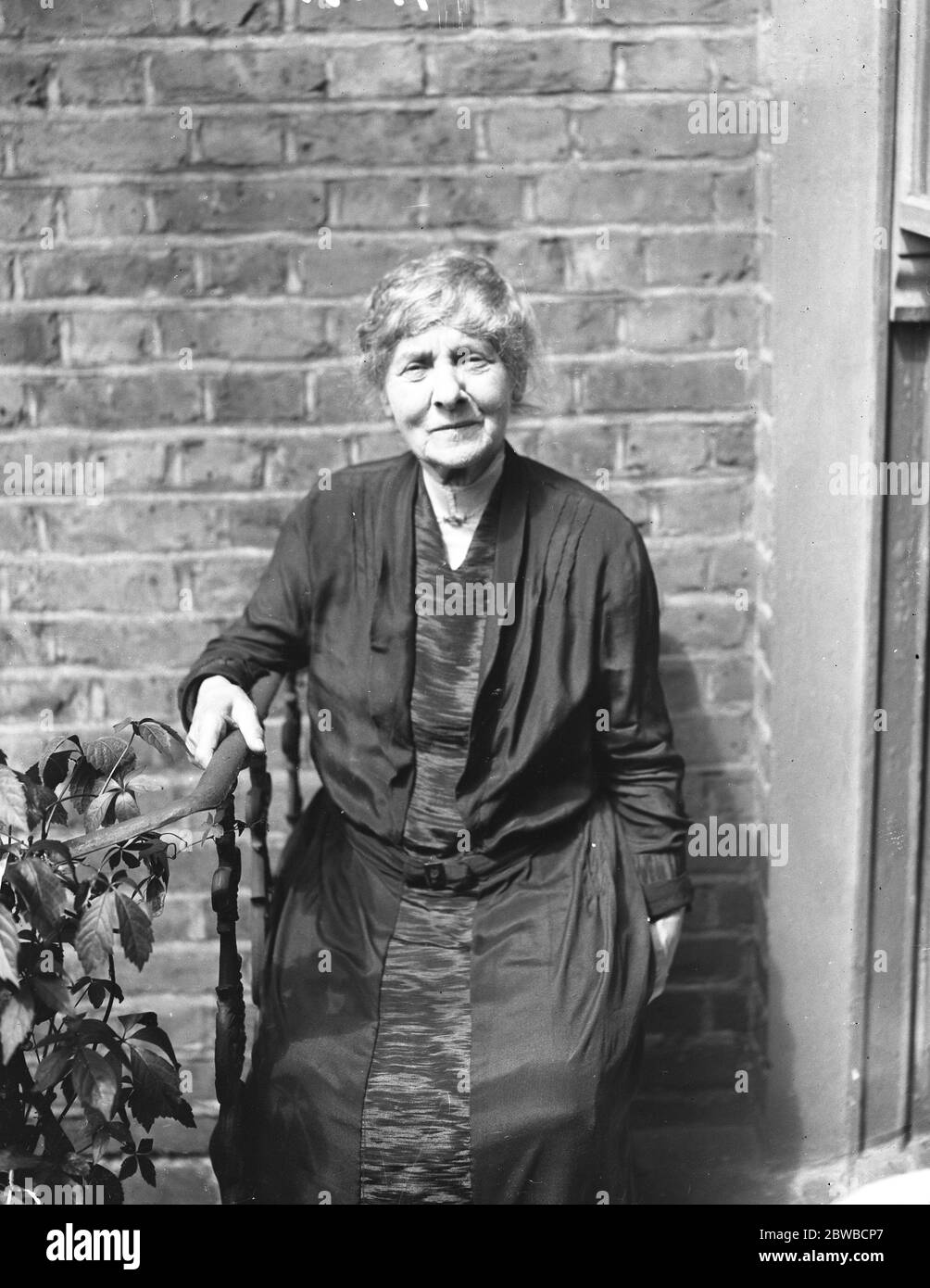 Mrs J T Rae ( 17 Darenth Road , Stamford Hill ) Hon Schatzmeister und Sekretär der Hoxton Girls Hostel 128 Hoxton Street N 1 , mit dem Bild präsentiert, um die Herberge von der Königin 22. Juli 1929 Stockfoto