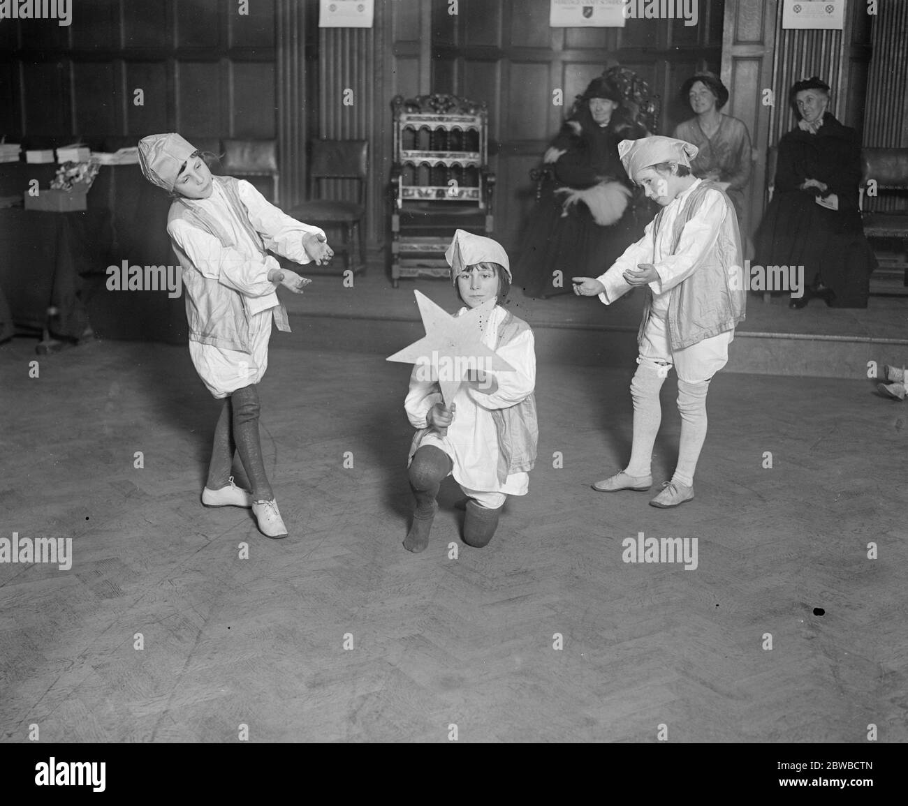 London Kinder, die sich von Luftangriffsschock in Chailey erholt haben, führten in einer yuletide Messe am Regent Street Polytechnic in Hilfe ihres Hauses St. Nicholas durch. Dezember 1917 Stockfoto