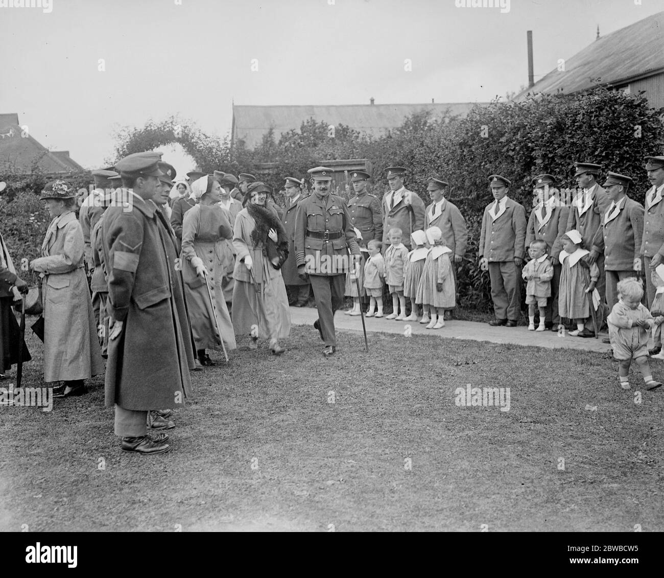König Manoel und Königin Augusta von Portugal besuchen das Militär-Orthopädische Krankenhaus von Prinzessin Louise in Chailey. 18 Juni 1918 Stockfoto
