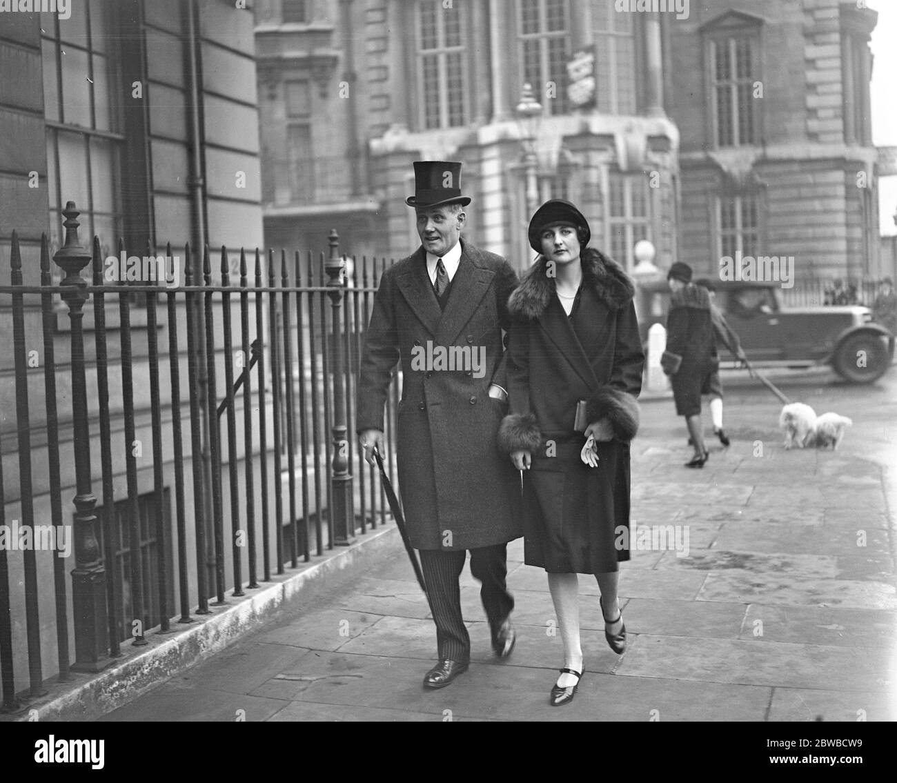 Gäste, die für die Roper Curzon , Whitaker Hochzeit ankommen. Herr Milnes Gaskell und die ehrenwerte Frau Nancy Mitford . 19. Oktober 1927 Stockfoto