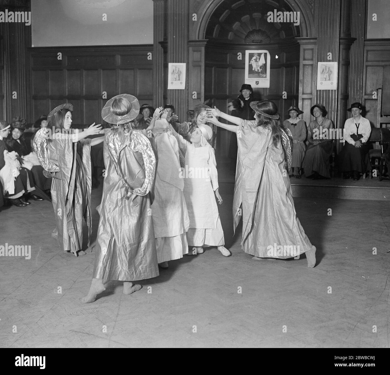 London Kinder, die sich von Luftangriffsschock in Chailey erholt haben, treten in einer yuletide Messe im Regent Street Polytechnic in Hilfe des St Nicholas Home auf. Dezember 1917 Stockfoto