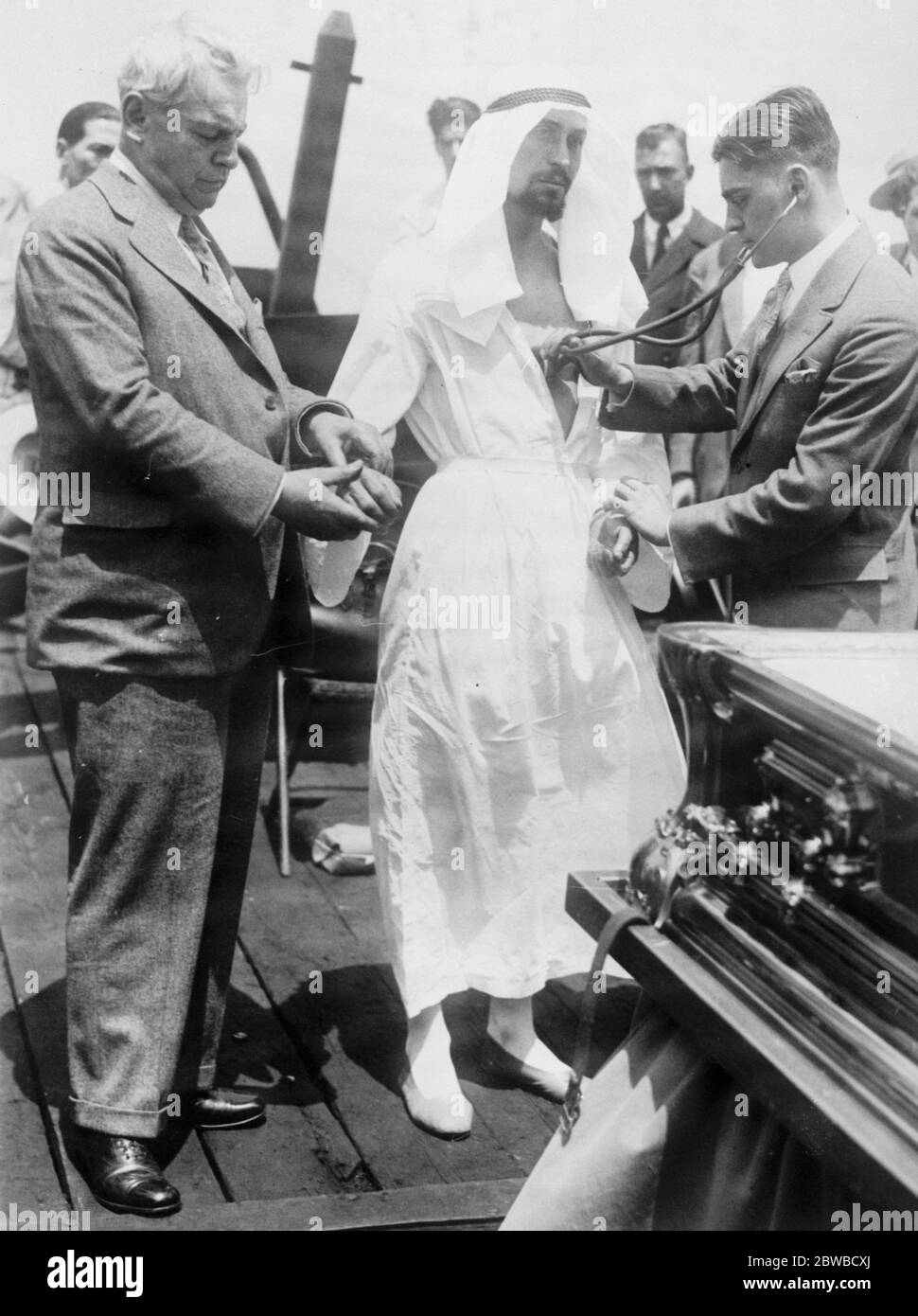 Rahmen Bey, ägyptische Fakir, getestet in New York. Rahmen Bey wird von Ärzten untersucht, nachdem er in einer Schatulle für eine Stunde im Meer versunken. 19 Juli 1926 Stockfoto