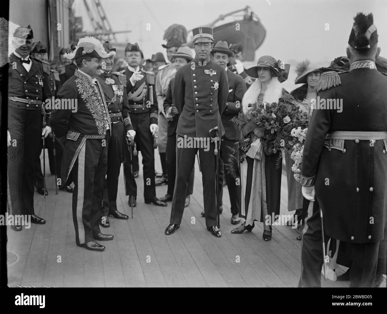 Der Kronprinz von Schweden und Lady Louise Mountbatten besuchen das schwedische Kampfgeschwader in Sheerness. Der Kronprinz von Schweden mit seiner Verlobten, die an Bord des Flaggschiffs Sverig angekommen ist. Juli 1923 Stockfoto