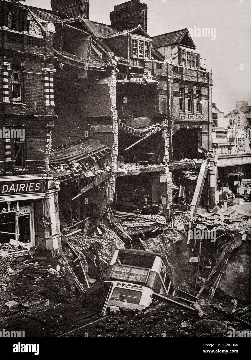 Nach einem Luftangriff auf London während des deutschen Blitzbombenfeldzuges gegen Großbritannien 1940 und 1941 während des Zweiten Weltkriegs, ein Bus in einem riesigen Bombenkrater. Stockfoto Nach einem Luftangriff auf London während des deutschen Blitzbombenfeldzuges gegen Großbritannien 1940 und 1941 während des Zweiten Weltkriegs, ein Bus in einem riesigen Bombenkrater. Stockfoto