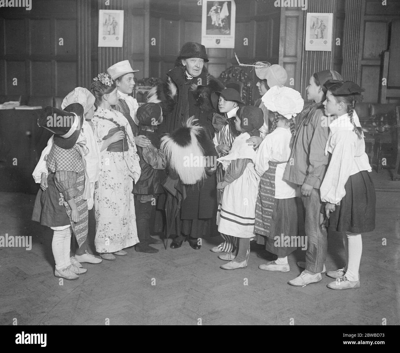 Kinder, die sich von Luftangriffsschock in Chailey erholt haben, führten in einer yuletide Messe am Regent Street Polytechnic in Hilfe ihres St. Nicholas Hauses durch. Dezember 1917 Stockfoto