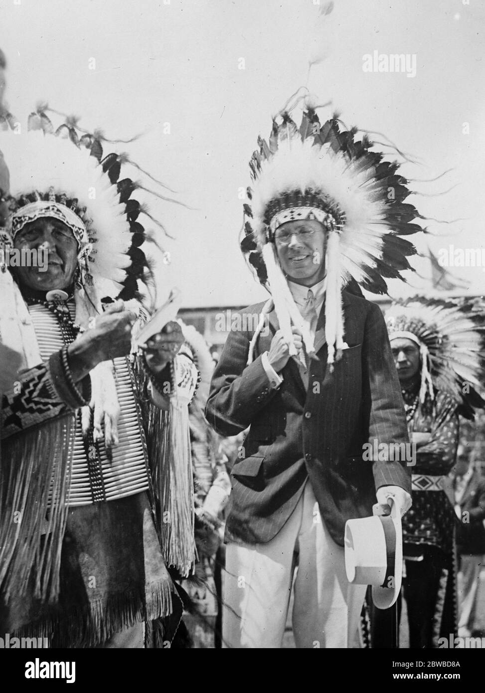 Schwedens Kronprinz Leopold von Stamm der Arapahoe Indianer angenommen. Kronprinz von Schweden während eines Besuchs in Los Angeles, wurde offiziell von einem Stamm der Arapahoe Indianer angenommen, und erhielt den Namen Chief Lone Bear. Der Kronprinz in seiner neuen zeremoniellen Kriegshaube. August 1926 Stockfoto