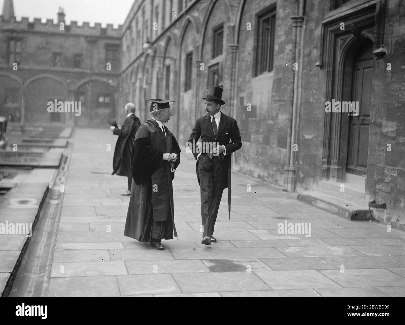 König von Spanien erhält Ehrendoktorwürde an der Universität Oxford. König Alfonso mit dem Very Rev Dean White nach dem Besuch der Christ Church . Juli 1926 Stockfoto