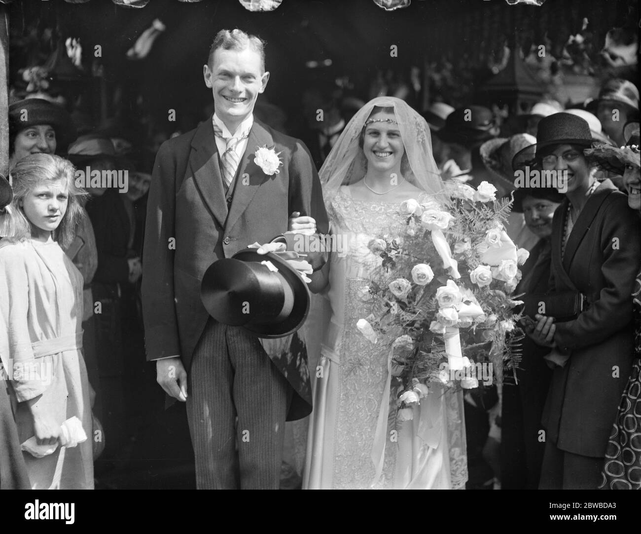 Lord Airedale' s Tochter vermählt . Die Hon Thelma Kitson und Dr. Noel Gordon Harris, wurden in St Saviour ' s verheiratet, Walton Street. 24 Juli 1923 Stockfoto
