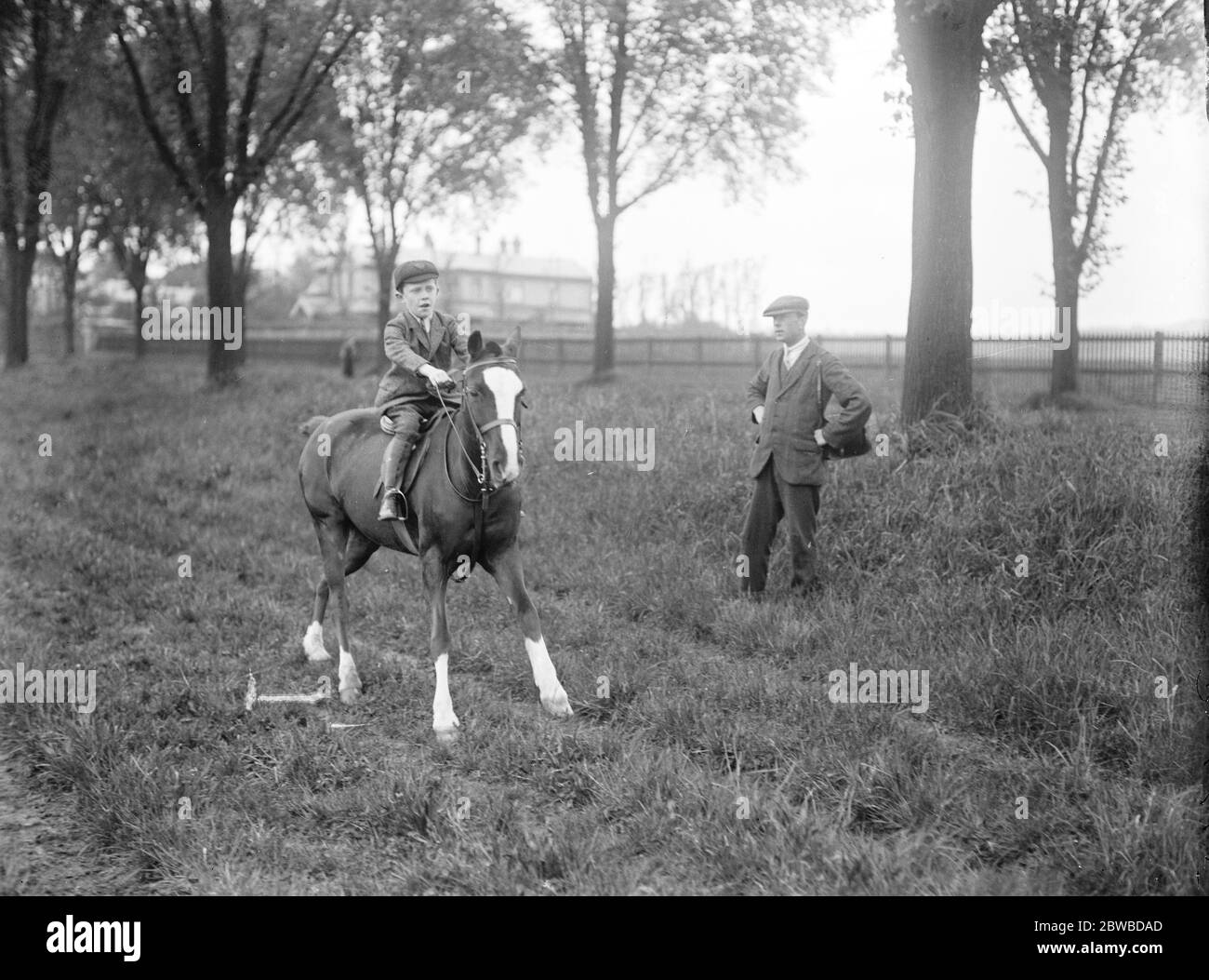 Im Anschluss an Vater ' s Fußstapfen Little George Archibald, der Sohn von George Archibald, der Jockey, der den Favoriten in der Derby fahren, "Town Guard", auf dem Weg zur Schule in Newmarket 1 Juni 1923 Stockfoto