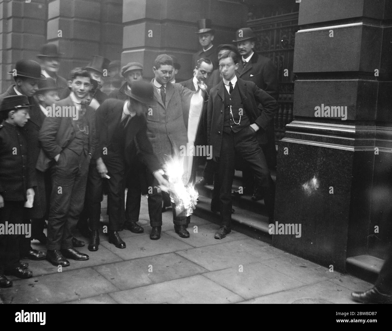 Brennen eines Bündels deutscher Flaggen, das am 17. Januar 1917 an der Baltischen Börse £50 geholt hat Stockfoto