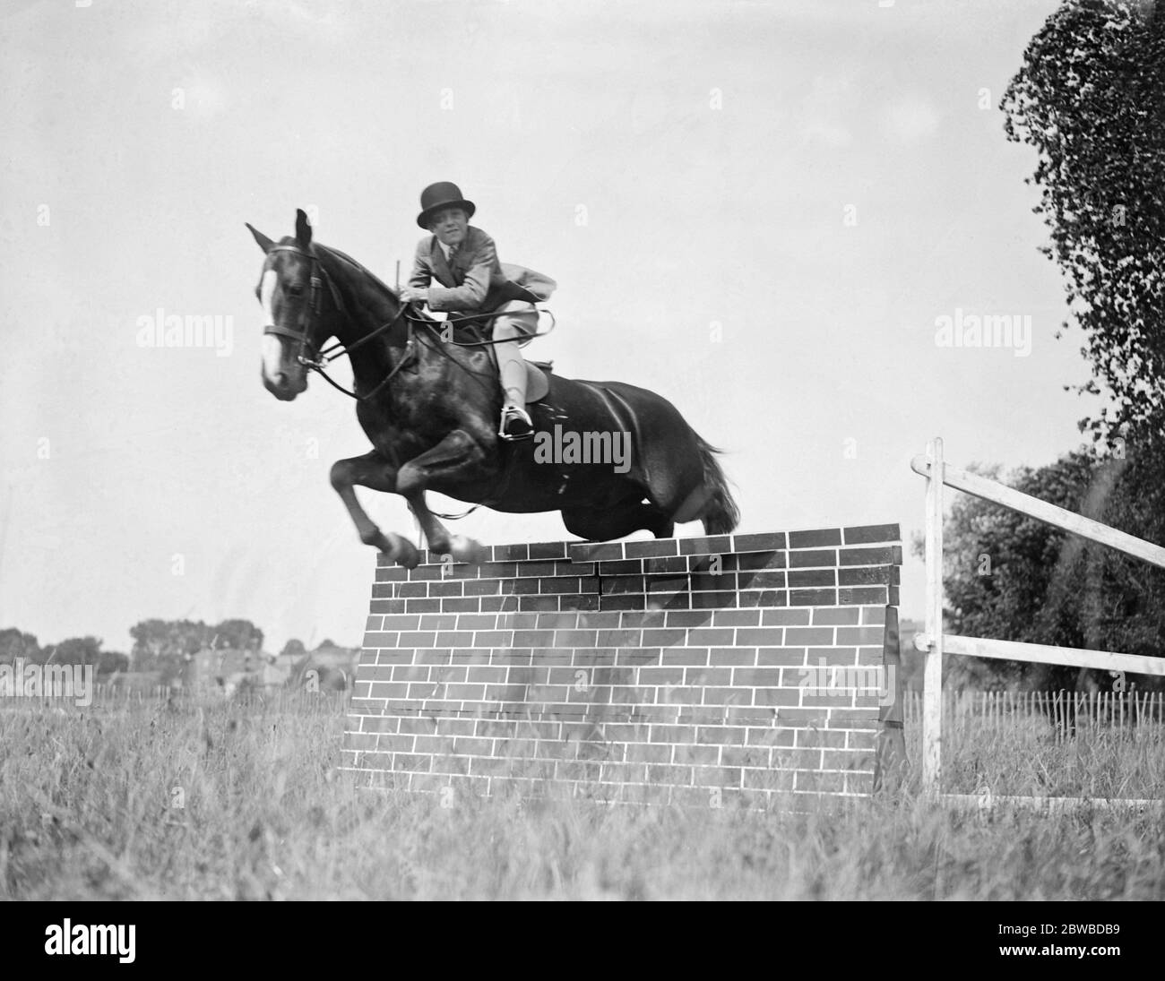 Miss June Lees Smith, die Reiterin, beim Training in ihrem Aldershot Haus, auf Huntsman. 1933 Stockfoto