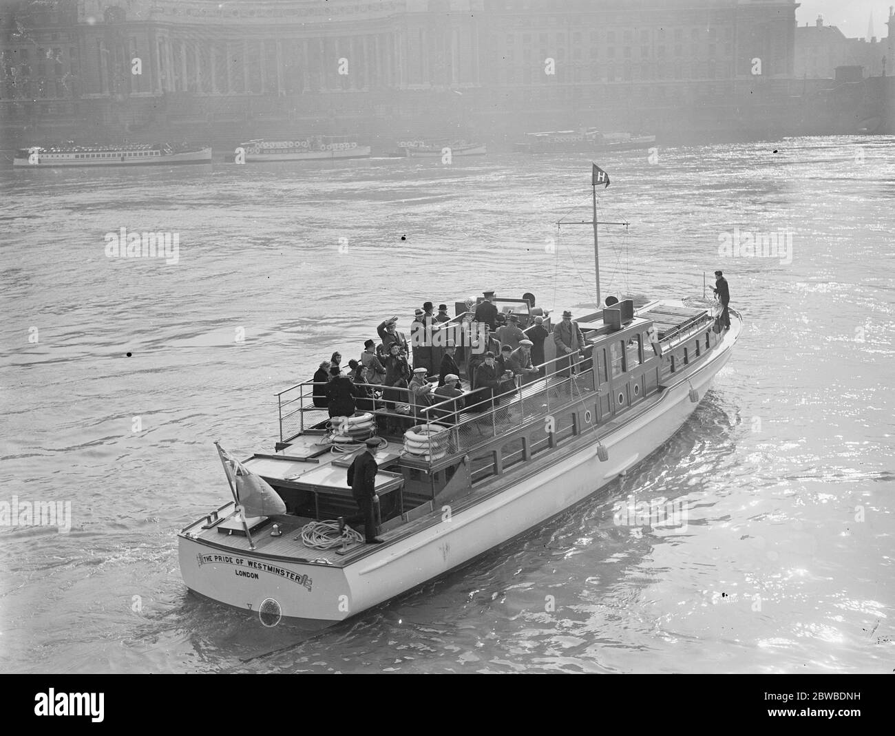 ' Stolz von Westminster ' . Zuerst der neuen Wasserbusse, im Besitz von Herrn H A Harvey, von Cambridge, beginnt eine Themse-Service. Geplante Fahrten nach Southend mit Anrufen in , Greenwich , Woolwich und Gravesend . Sie trägt hundert Passagiere und wurde von Frederick Shepherd , dem Londoner Nabelarchitekten 16. April 1938 entworfen Stockfoto