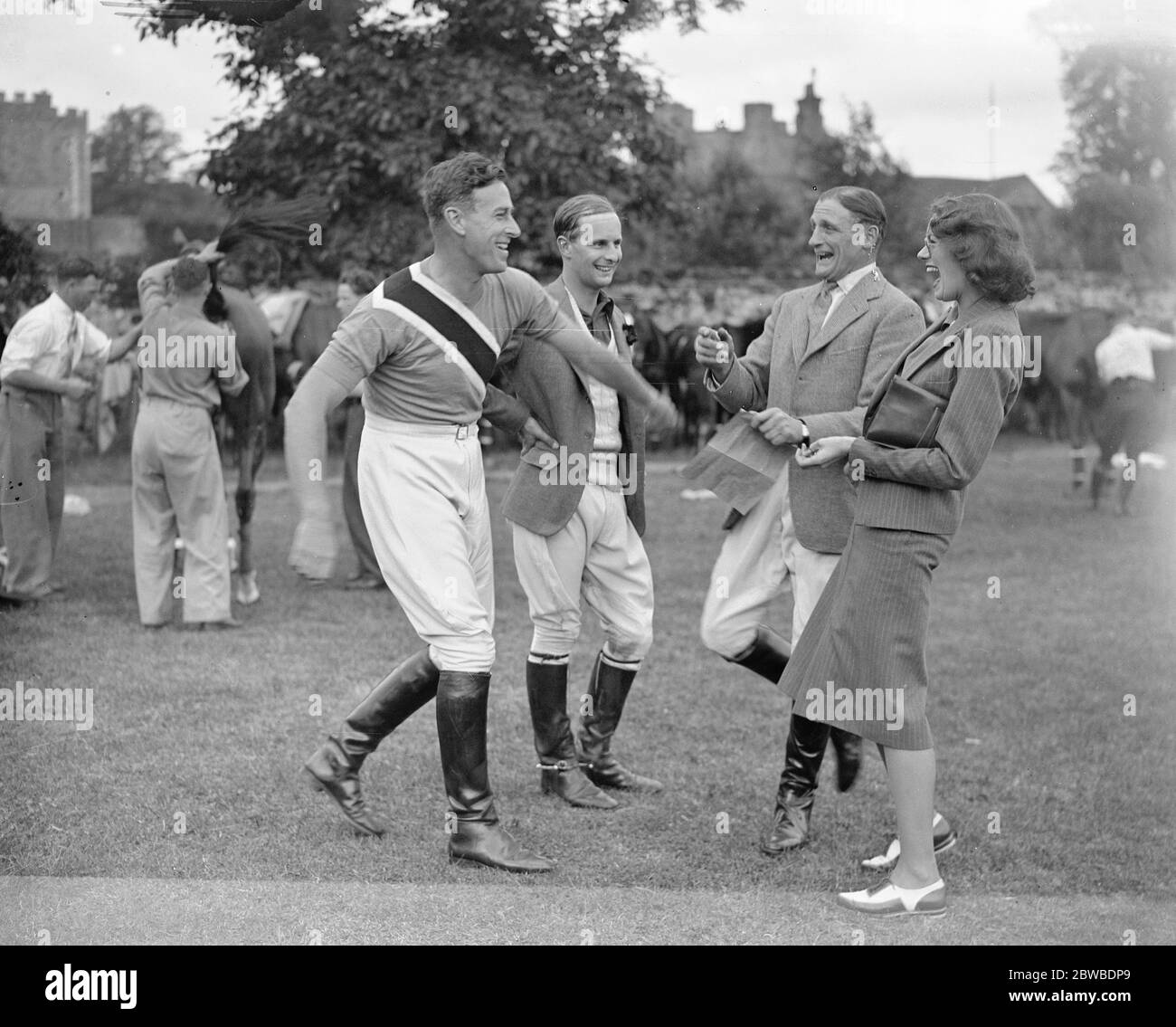 Cowdray Park Polo in Midhurst in Sussex. Teilen einen Witz, Kapitän Lord Louis Mountbatten, der ehrenvolle WW Astor, und Kapitän GE und Frau Prior Palmer. 25 Juli 1938 Stockfoto