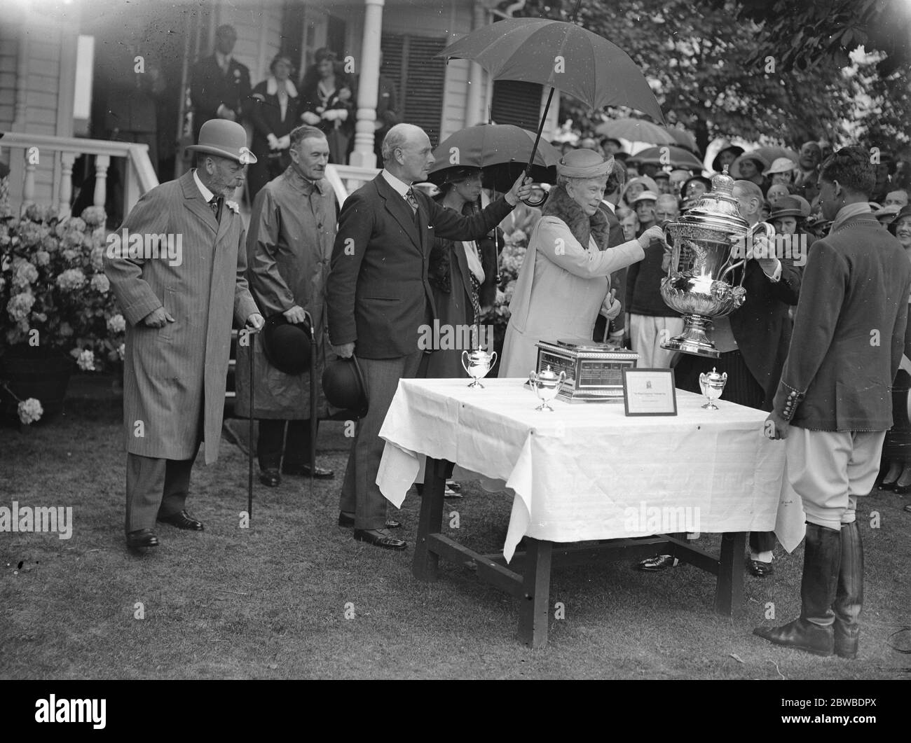 Der König und die Königin in Ranelagh, als sie das Finale für den König Cororation Cup, Jaipur gegen Scotts Grays, und präsentierte Tassen an die ehemalige Zeuge. 15 Juli 1933 Stockfoto