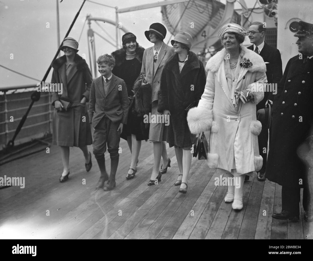 An Bord der SS Almeda in Tilbury . Hon Richard Lygon und Lady Beauchamp (rechts). Stockfoto