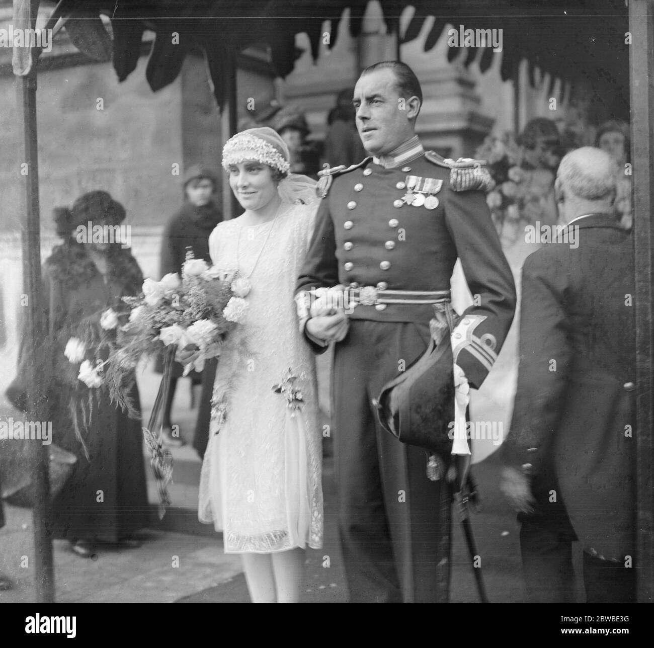 Hochzeit von Lieut Comm C E S Farrant und Miss Carver im Brompton Oratory am 17. Dezember 1925 Stockfoto