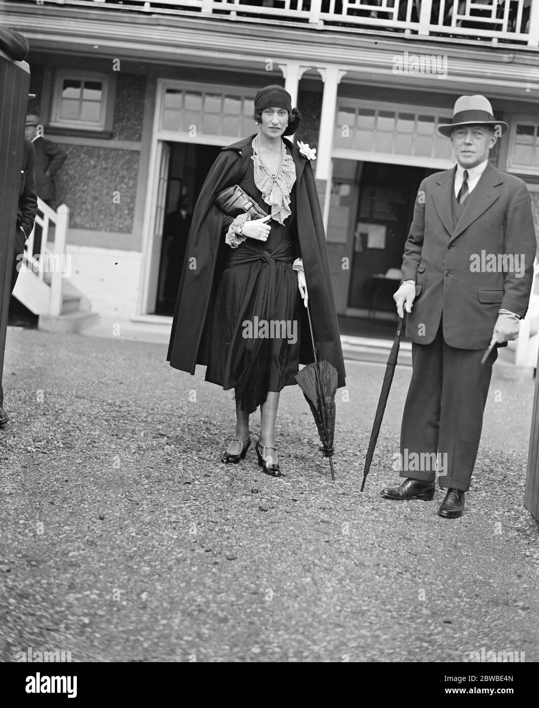 Polo in Hurlingham - Queen 's Buchten gegen 10. Hussars . Sir Harold und Lady Snagge . 16 Juni 1928 Stockfoto