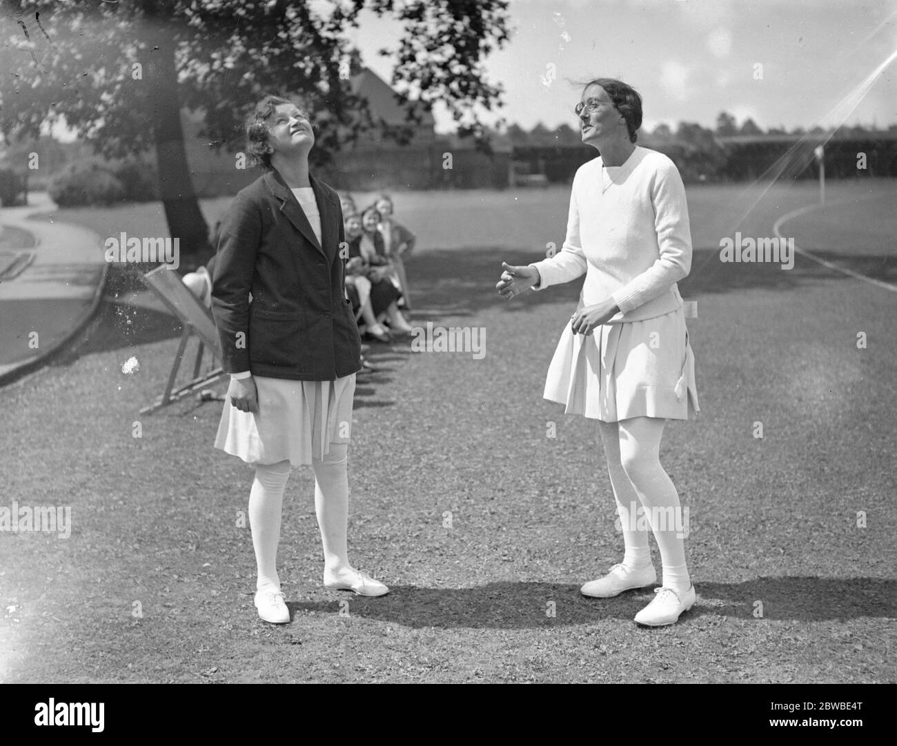 Der "Süden" gegen den "Rest des Südens" beim Cricket-Trial der Frauen in New Beckenham. Die beiden Kapitäne ; Miss Goldsmith ( links ) und Miss Straker am Wurf . 17 Juni 1933 Stockfoto