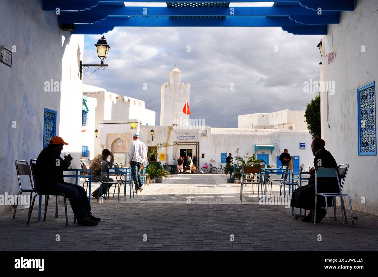 Straßenszene des täglichen Lebens mit Menschen auf einem Platz in Kairouan, Tunesien. Stockfoto
