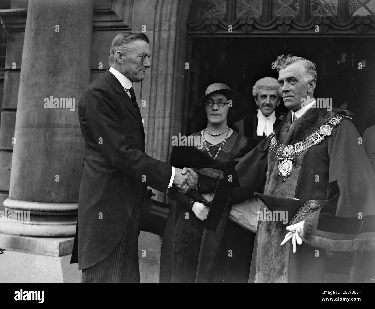 Sir Austen Chamberlain und der Bürgermeister von Camberwell (Alderman Arthur Pearman) bei der Eröffnung einer Ausstellung von Gemälden des 19. Jahrhunderts in der Camberwell Kunstgalerie. 31 Mai 1932 Stockfoto