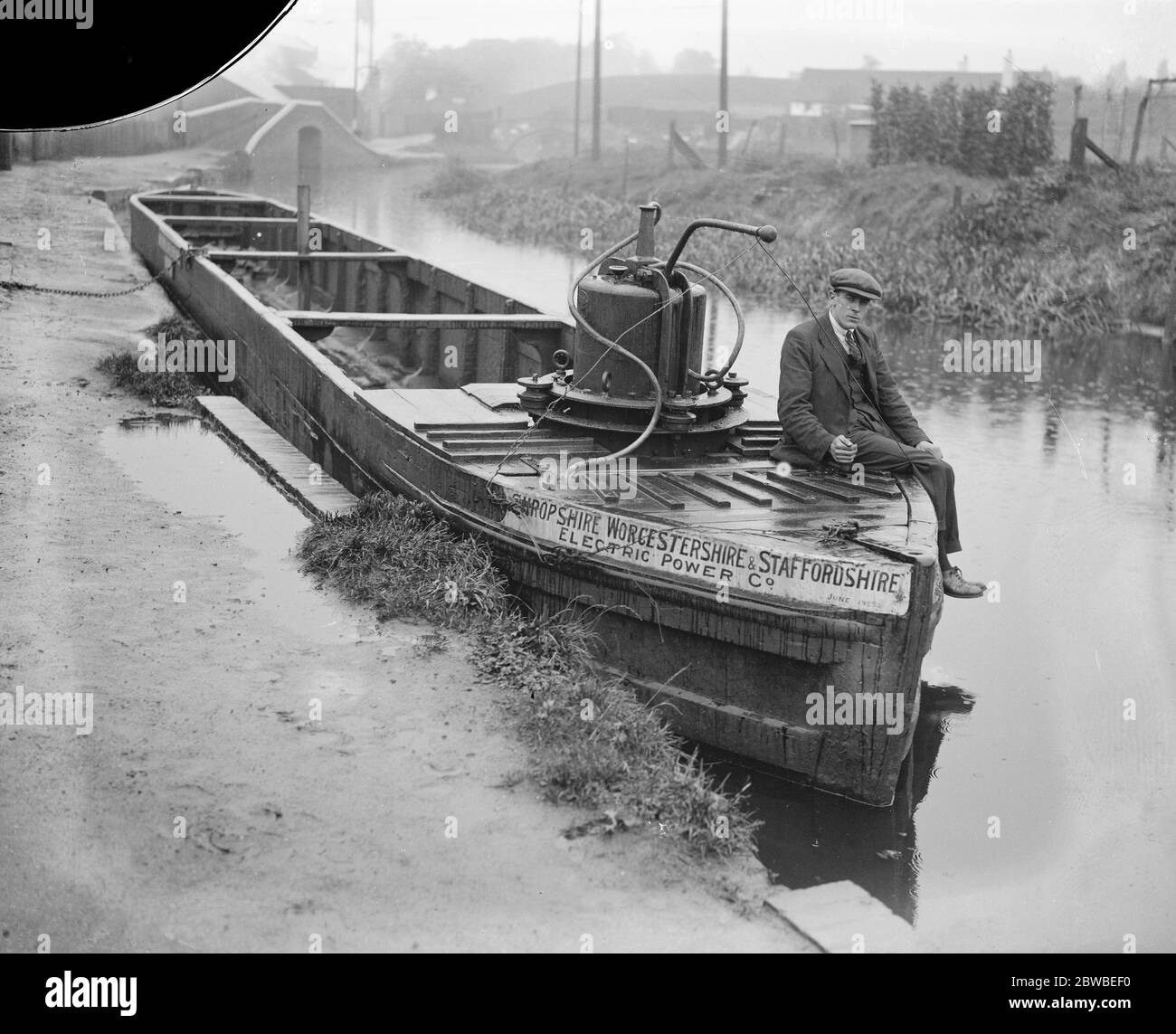 Straßenbahnwagen System für Lastkähne, Experimente werden auf dem Staffordshre und Worcestershire Kanal bei Kidderminster in der Schubkraft der Lastkähne durch Oberleitungen und Trolleys ähnlich denen, die 10 Oktober 1923 Stockfoto