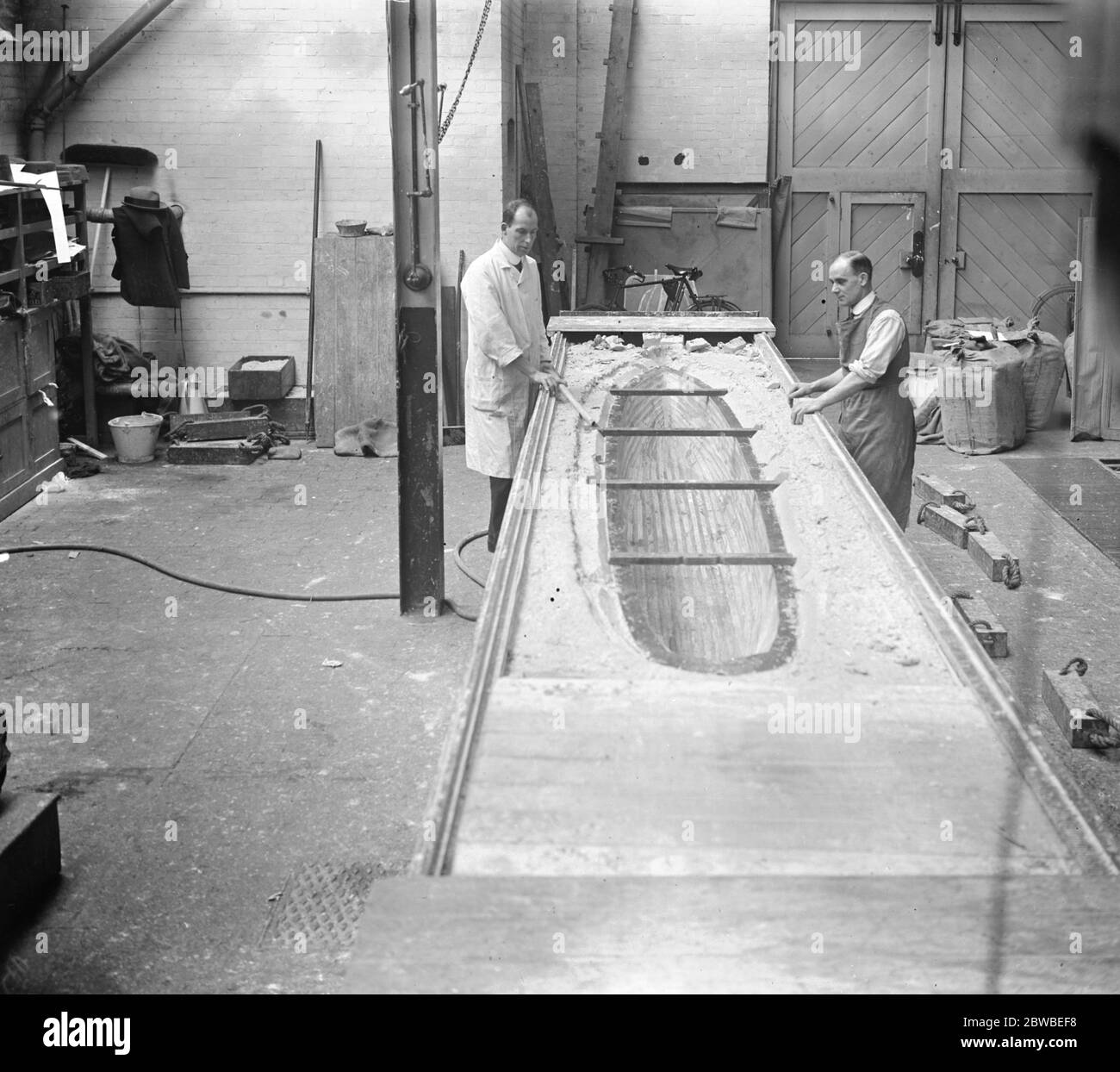 Forschungsarbeiten am National Physical Laboratory, Teddington, um die Pitching-Bewegung von Schiffen auf See zu verringern. Das Modell durch Wasser aus der Form schweben. Stockfoto