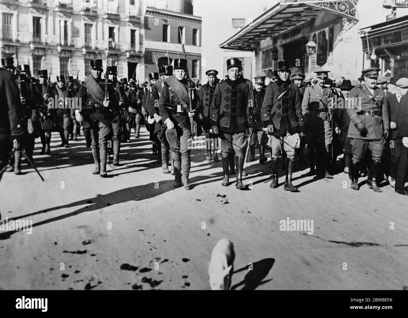 Spanischer Kronprinz mit festem Bajonett der spanische Kronprinz (zweiter von links vorne), der durch die Straßen von Madrid geht 21. November 1922 Stockfoto