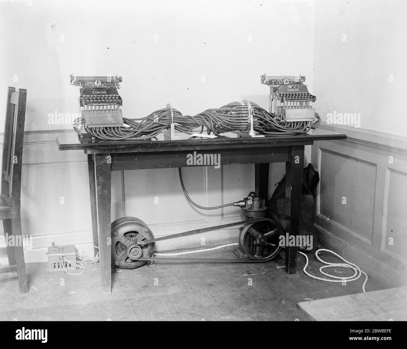 Zwei Schreibmaschinen, die codieren und dekodieren. Kann mit 280 Codes umgehen . Bis 15. August 1923 Stockfoto