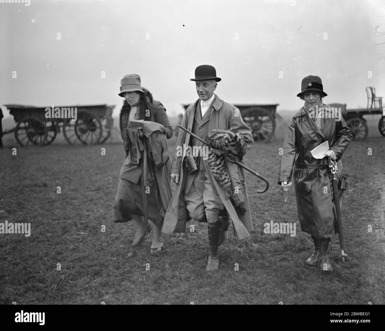 Beaufort Hunt Point to Point Hazelton. (Lady Mildmay), Lord Mildmay, Dowager Herzogin von Beaufort (rechts). 1928 Stockfoto