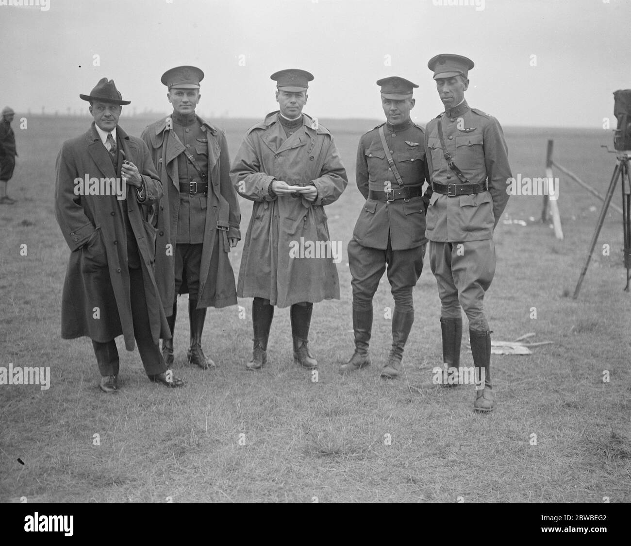 Das Gordon Bennett Air Race in Etampes bei Paris EINE Gruppe der American Commission of Aviation. Im Zentrum der Zivilkleidung steht General Falois , der Chef der amerikanischen Luftwaffe in Berlin am 28. September 1920 Stockfoto