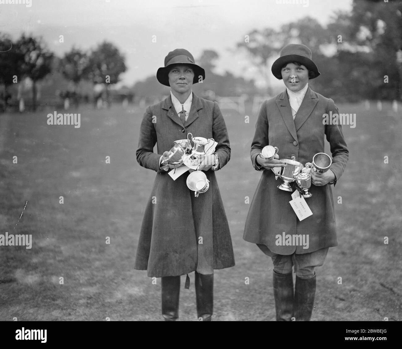 Ladies Mounted Sports in Ranelagh Miss Joan Parry und ihre Halbschwester Miss Nancy Hill 1925 Stockfoto