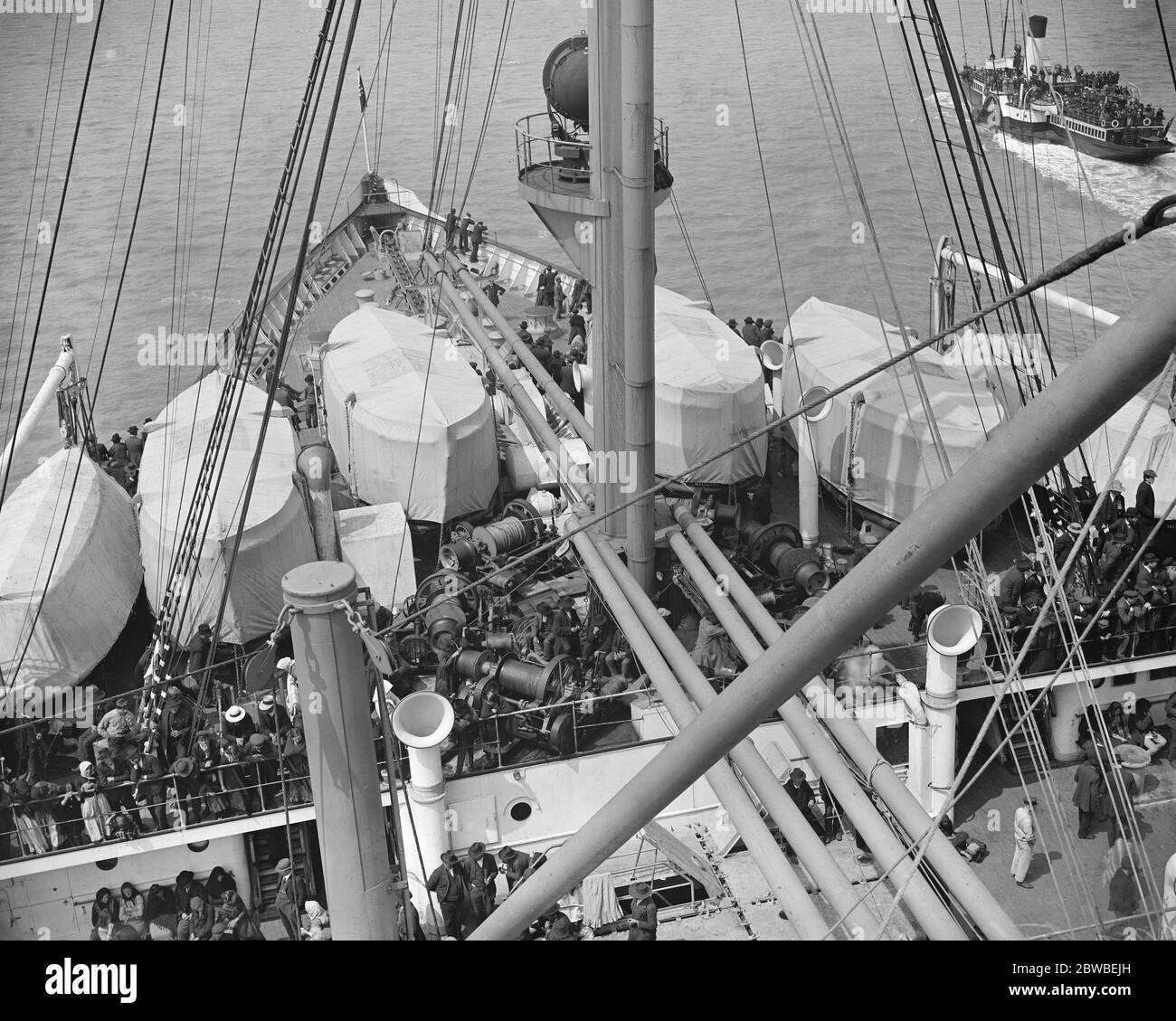 Blick auf das SS Vaterland in Southampton Blick auf Prow und Boote von Oberdeck Stockfoto