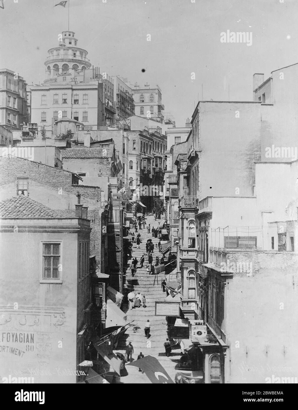 Konstantinopel an der Küste der Türkei EINE Straße von Stufen, die zum Turm von Galata 21 November 1922 Stockfoto