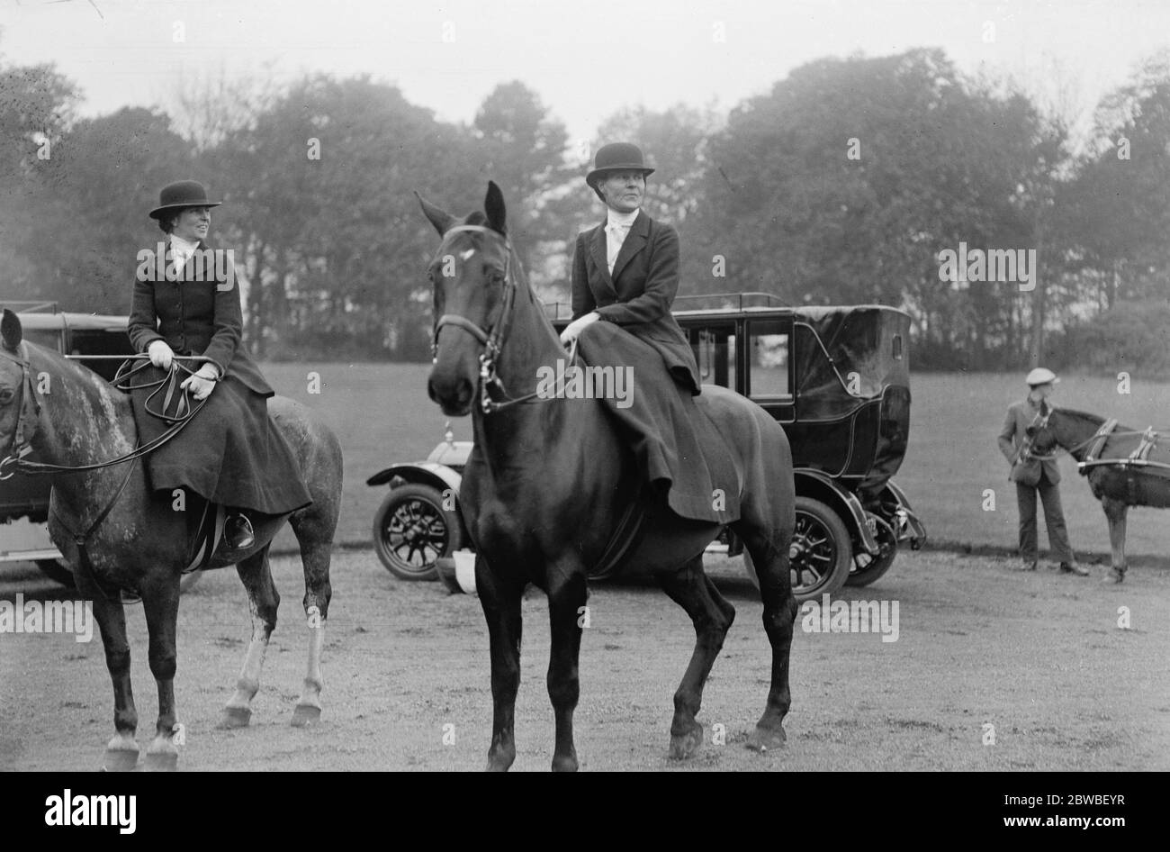 Treffen der Garth Hounds in Easthampstead Park, der Marquis of Downshire 's Sitz in der Nähe von Windsor. Lady Villiers, eine regelmäßige Anhängerin der Garth Hounds. 30. November 1921 Stockfoto