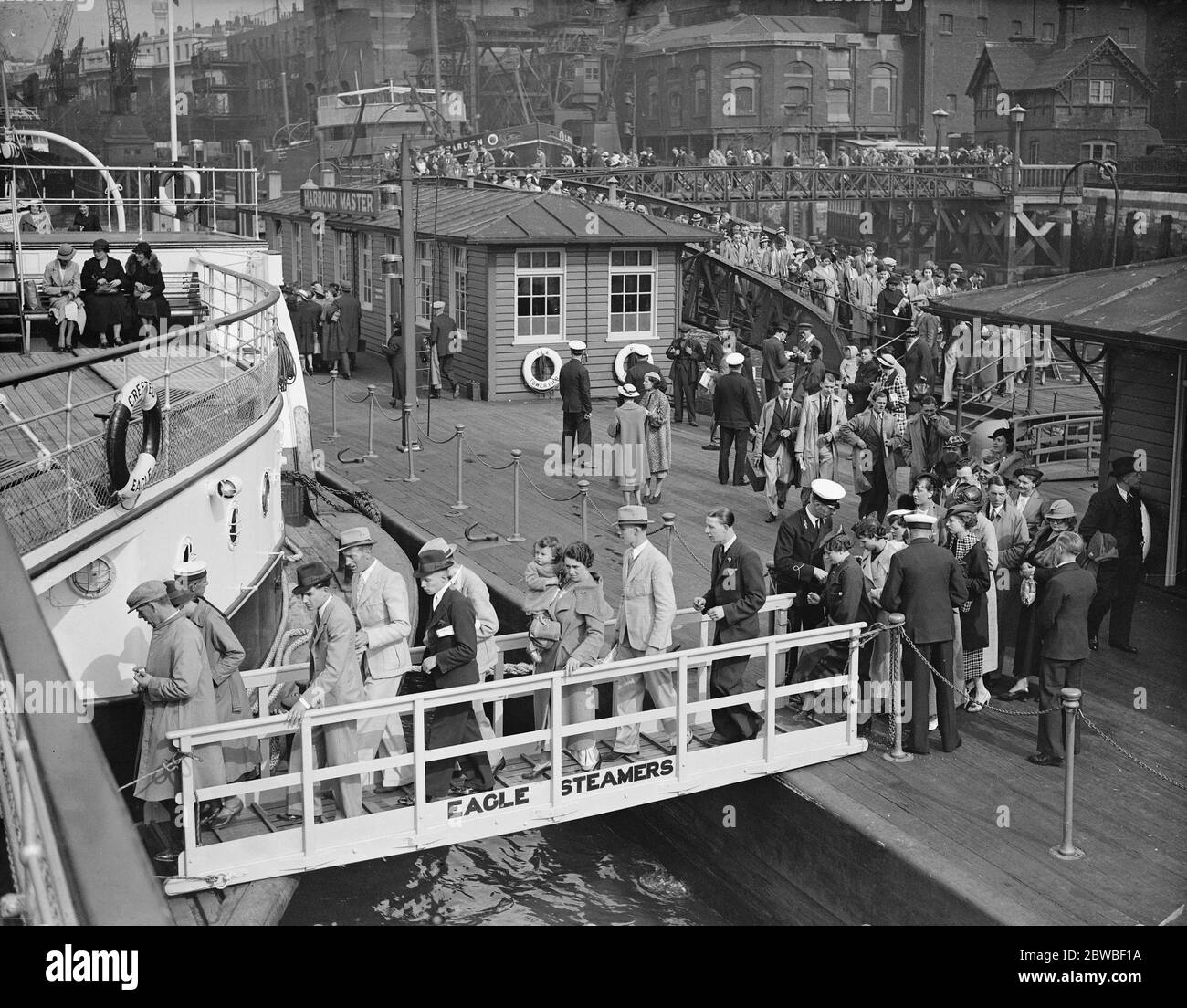 Boarding ' Adler ' Dampfer am Tower Pier , der erste Lauf der Saison 30 Mai 1925 Stockfoto